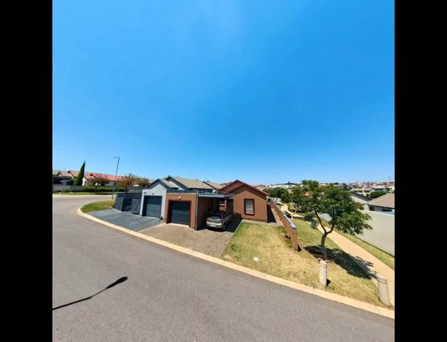 3 BEDROOM HOUSE FOR SALE IN KOSMOSDAL